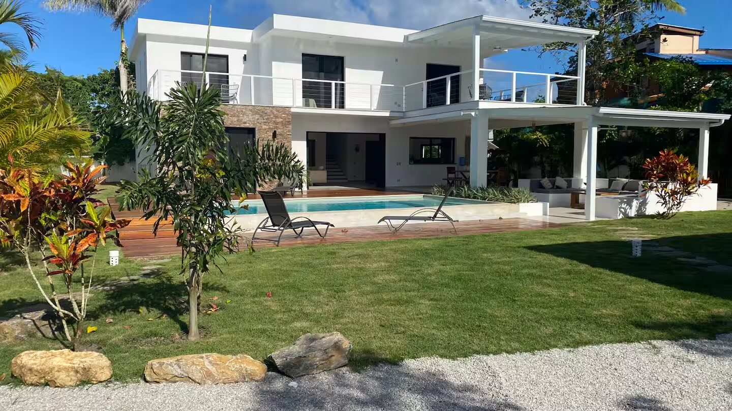 Villa Anick, the villa, its pool and the garden