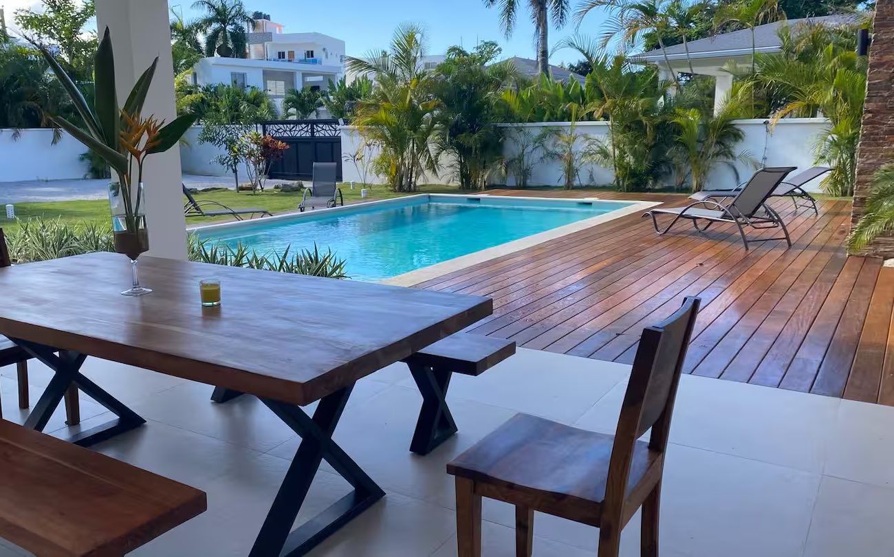 Villa Anick, the covered terrace table, facing the pool