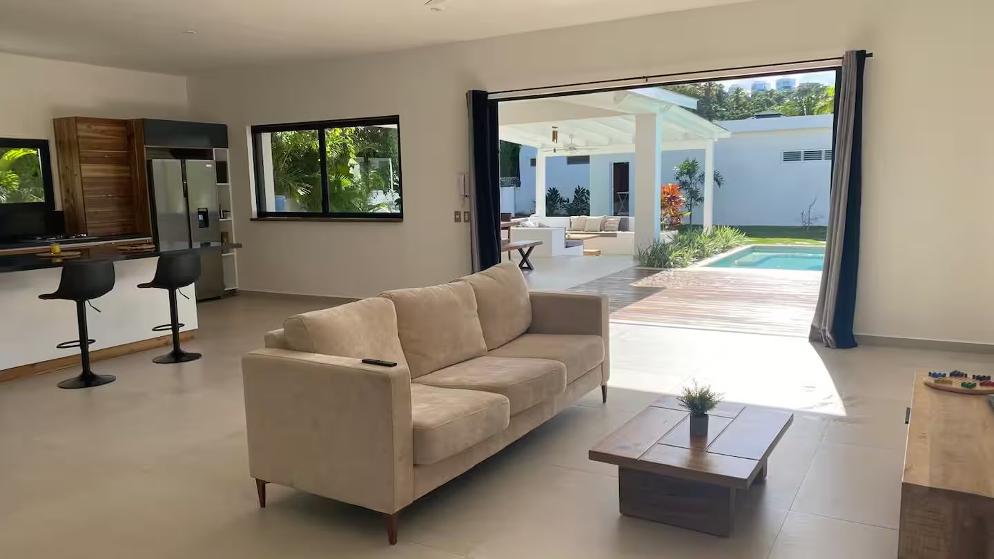 Villa Anick, the living room, wide open to the terrace and the pool