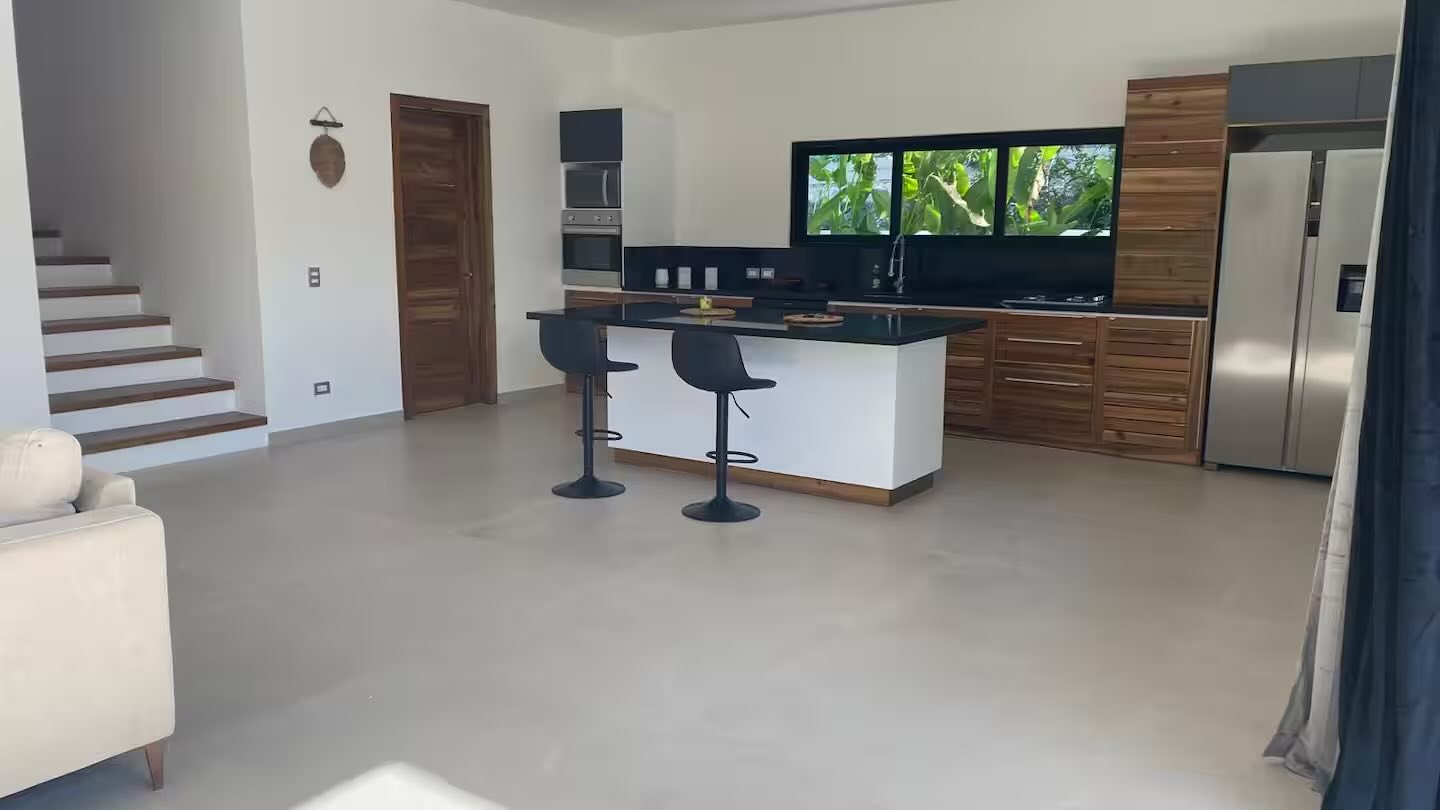 Villa Anick, the equipped kitchen and its island