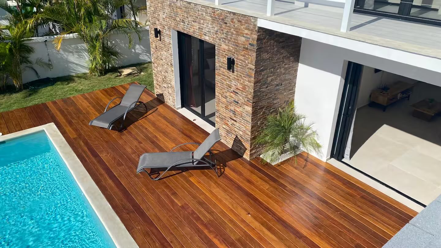 Villa Anick, the wooden deck and its lounge chairs