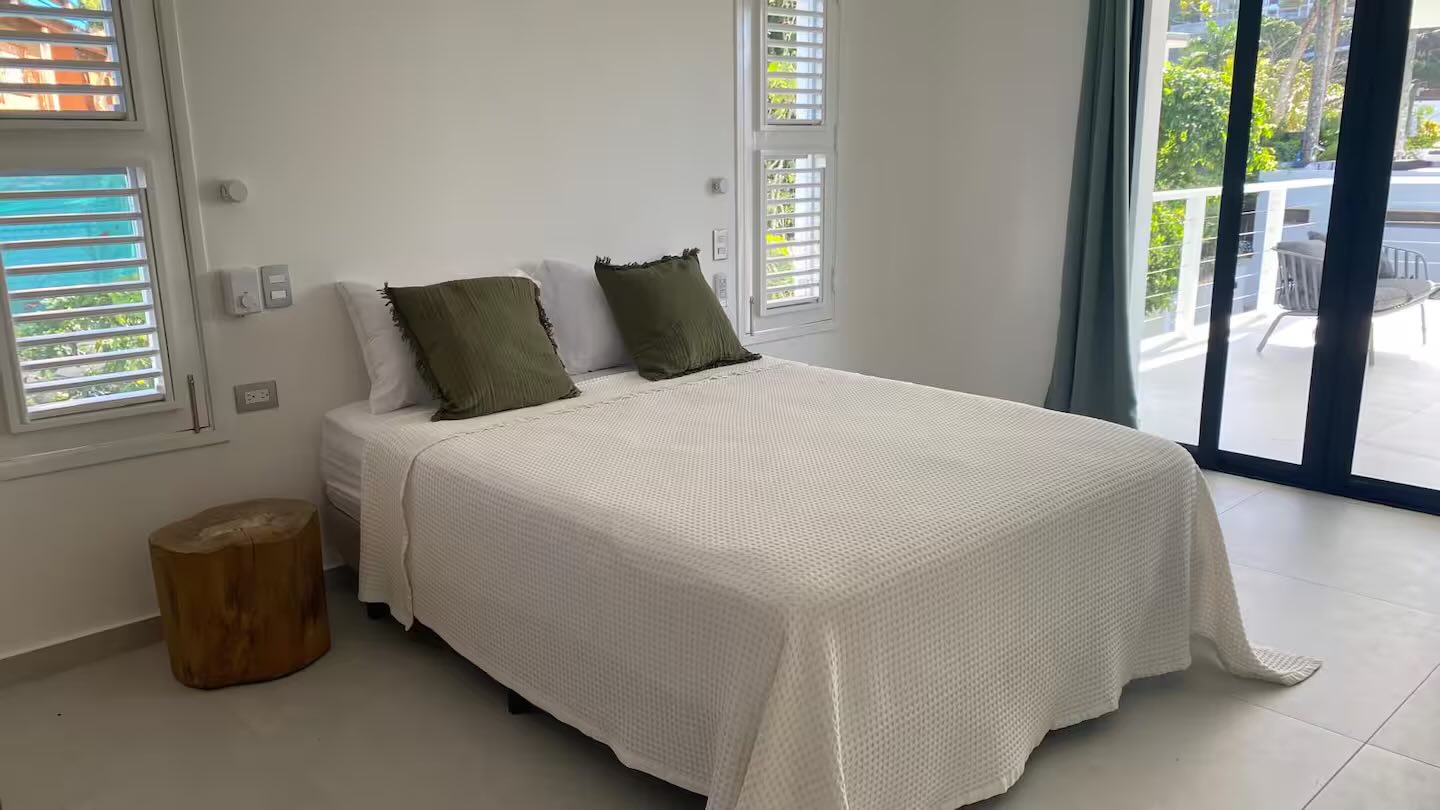 Villa Anick, bedroom opening onto the large upstairs terrace