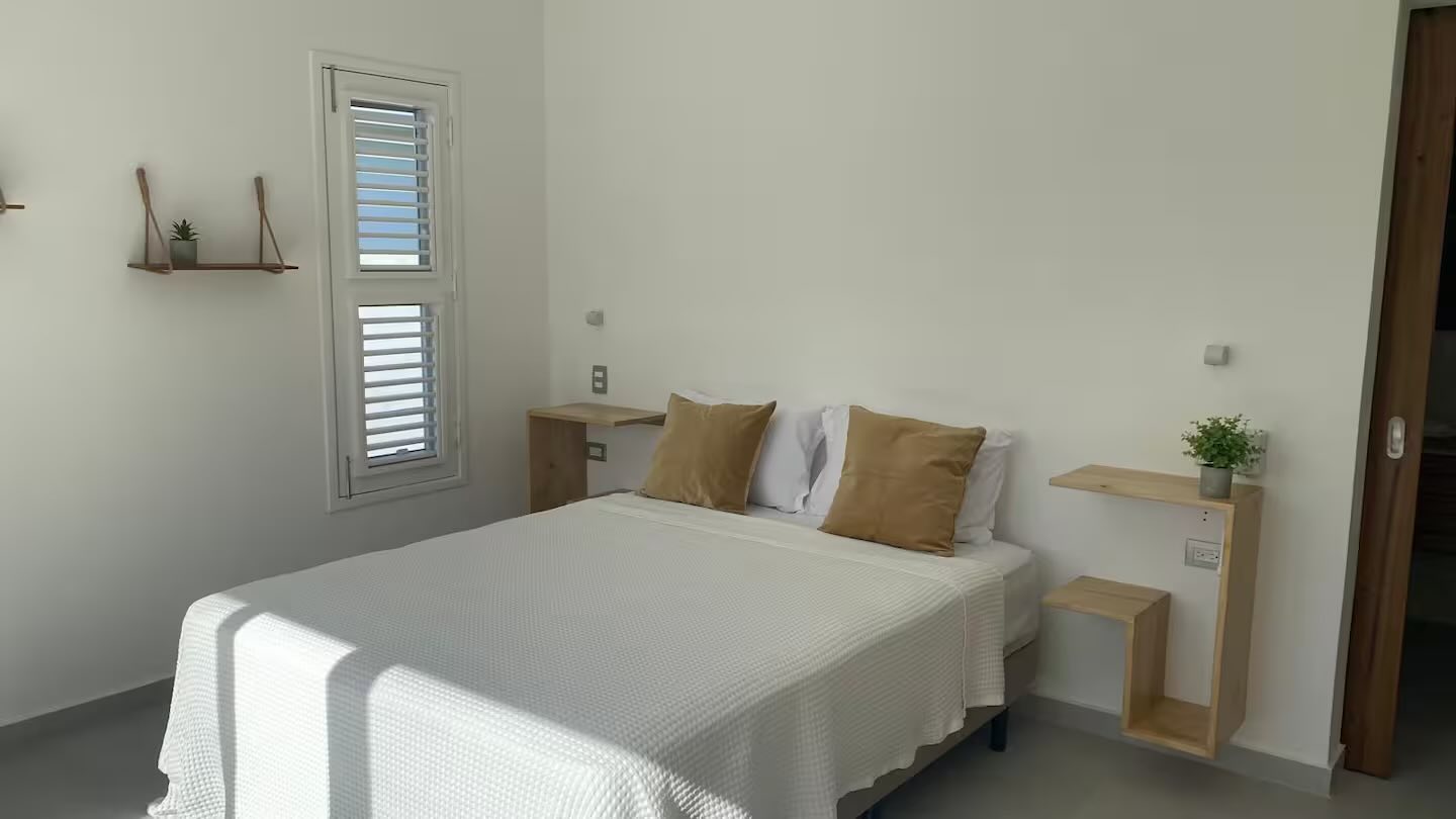 Villa Anick, bedroom with louvered window