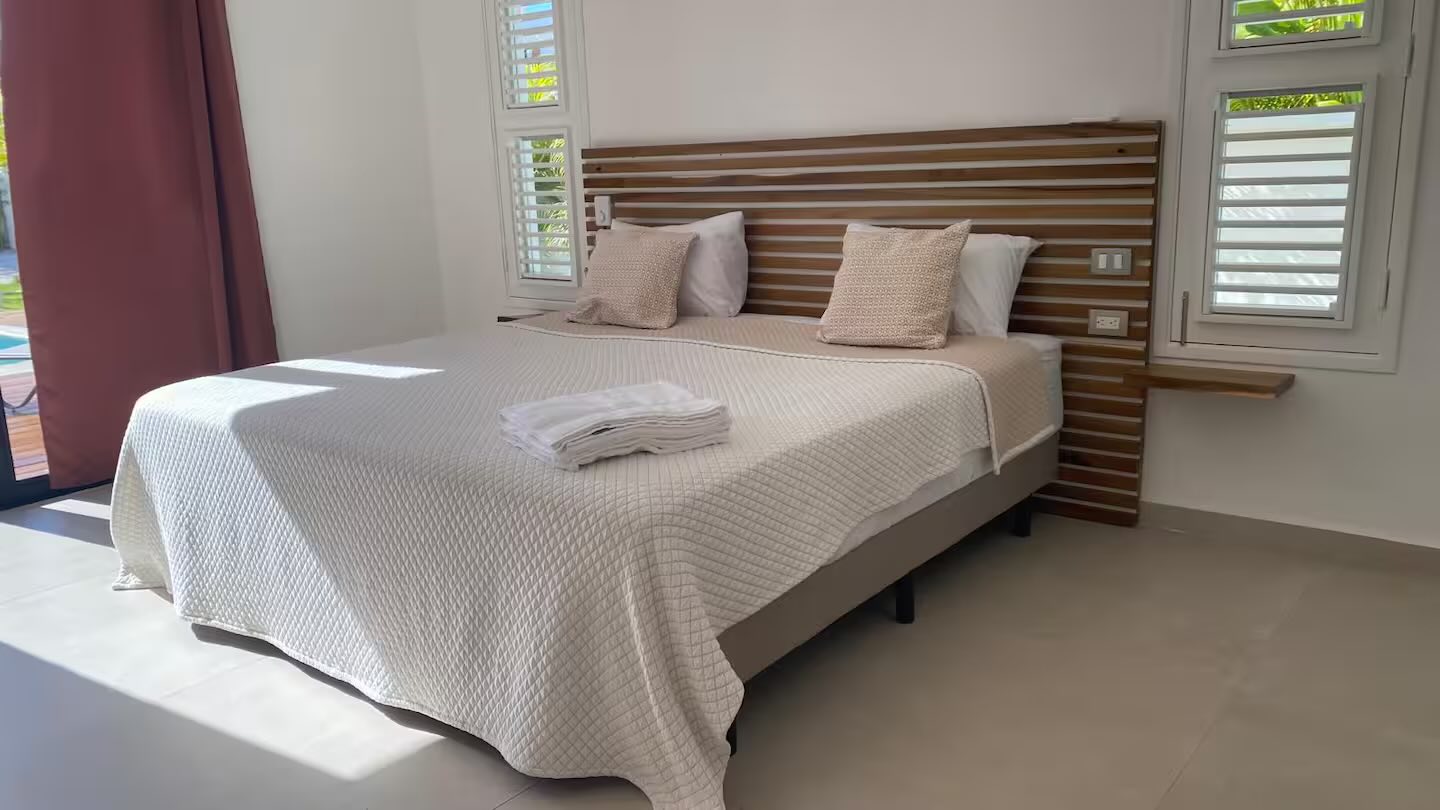 Villa Anick, ground-floor bedroom, wooden headboard