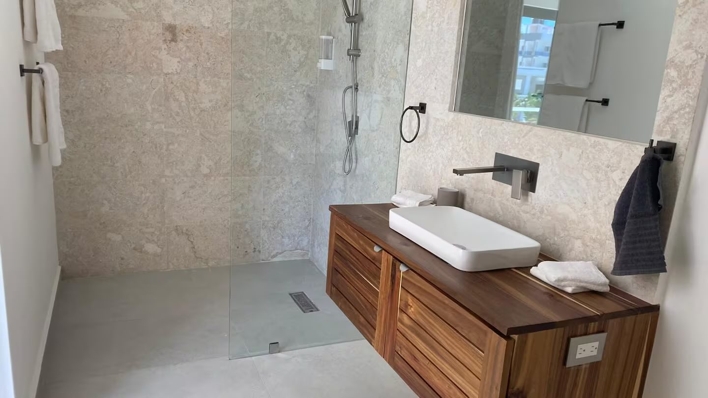 Villa Anick, bathroom with walk-in shower