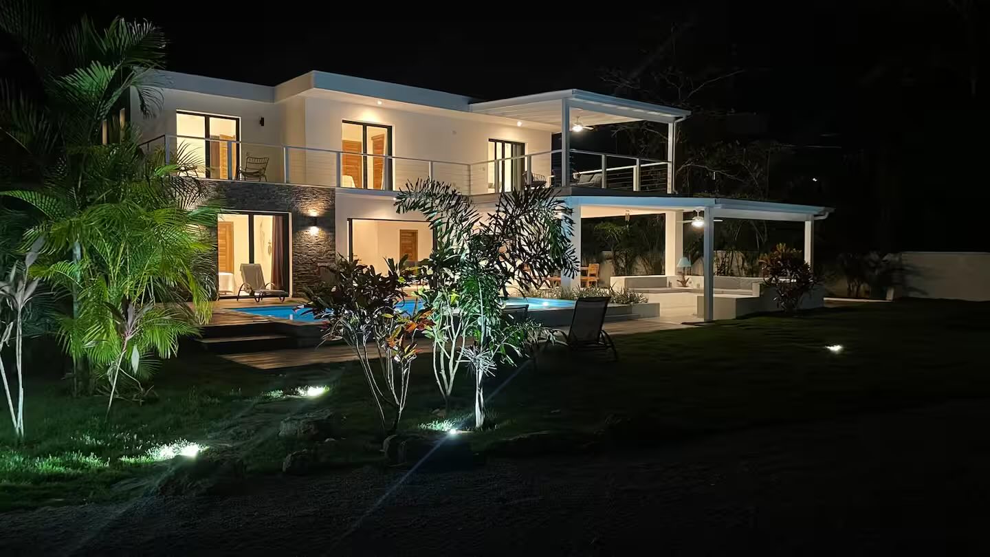 Villa Anick, the villa lit up in the evening