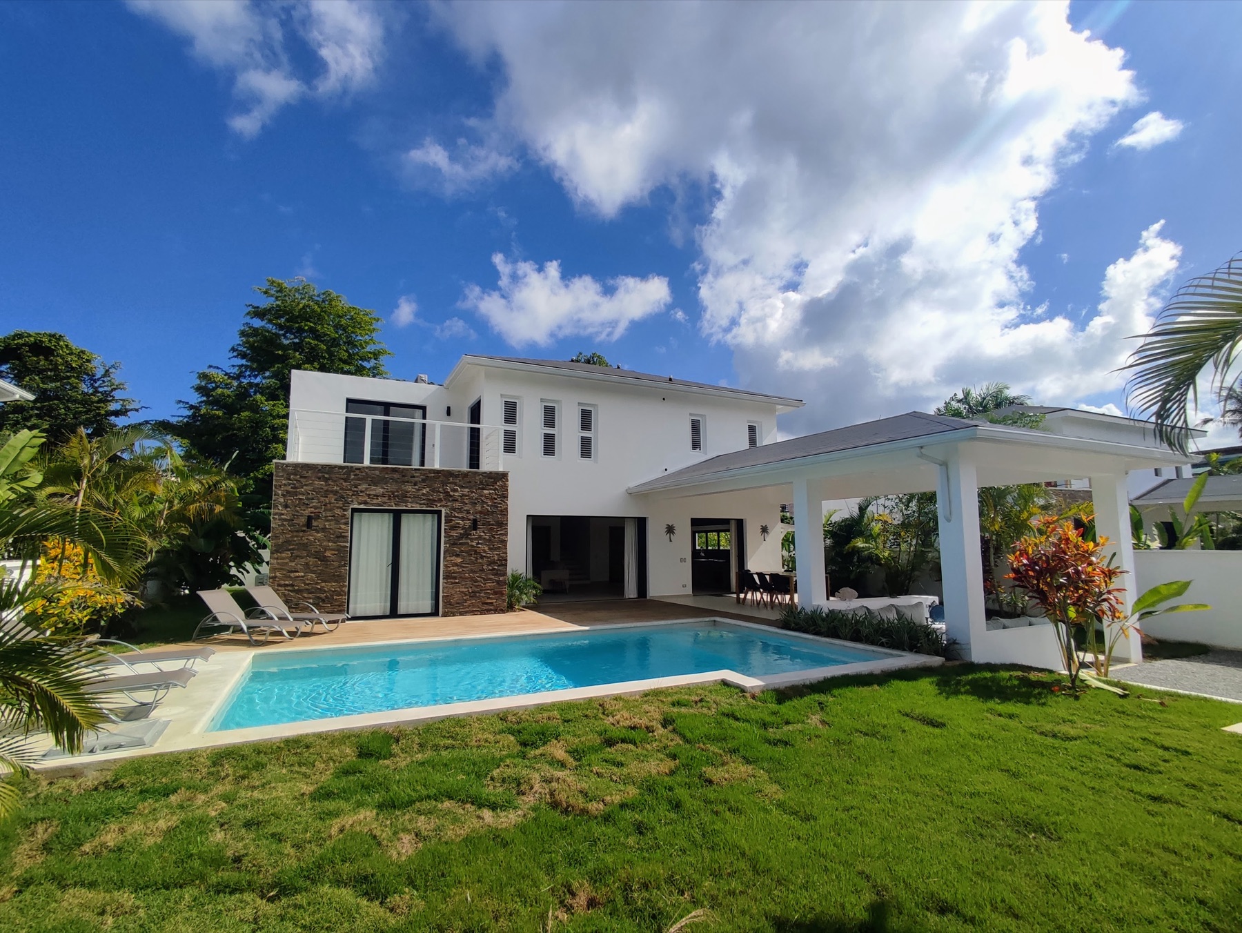 Villa Brad, la villa, la piscina y la terraza techada