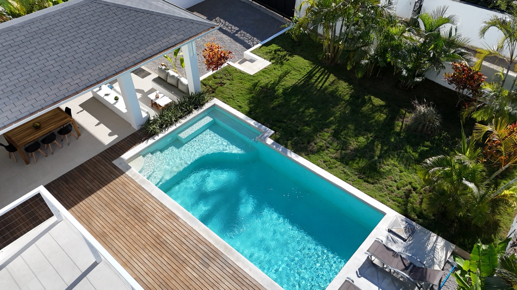 Villa Brad, la piscina y su terraza de madera, vistas desde el cielo
