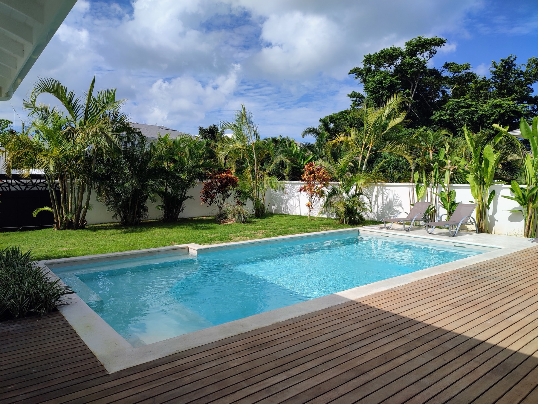 Villa Brad, la piscina, la terraza de madera y el jardín tropical