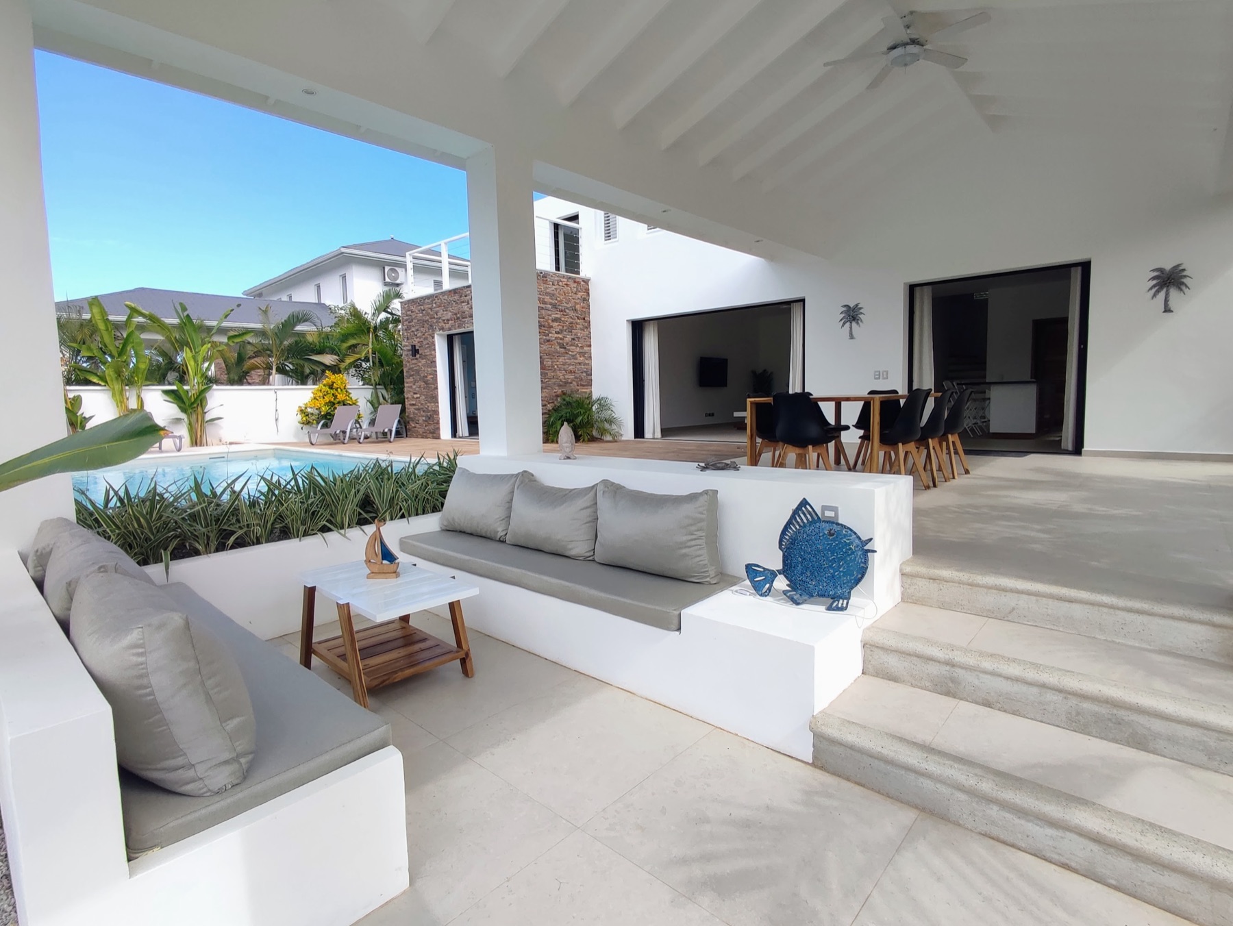 Villa Brad, la sala exterior de la terraza techada