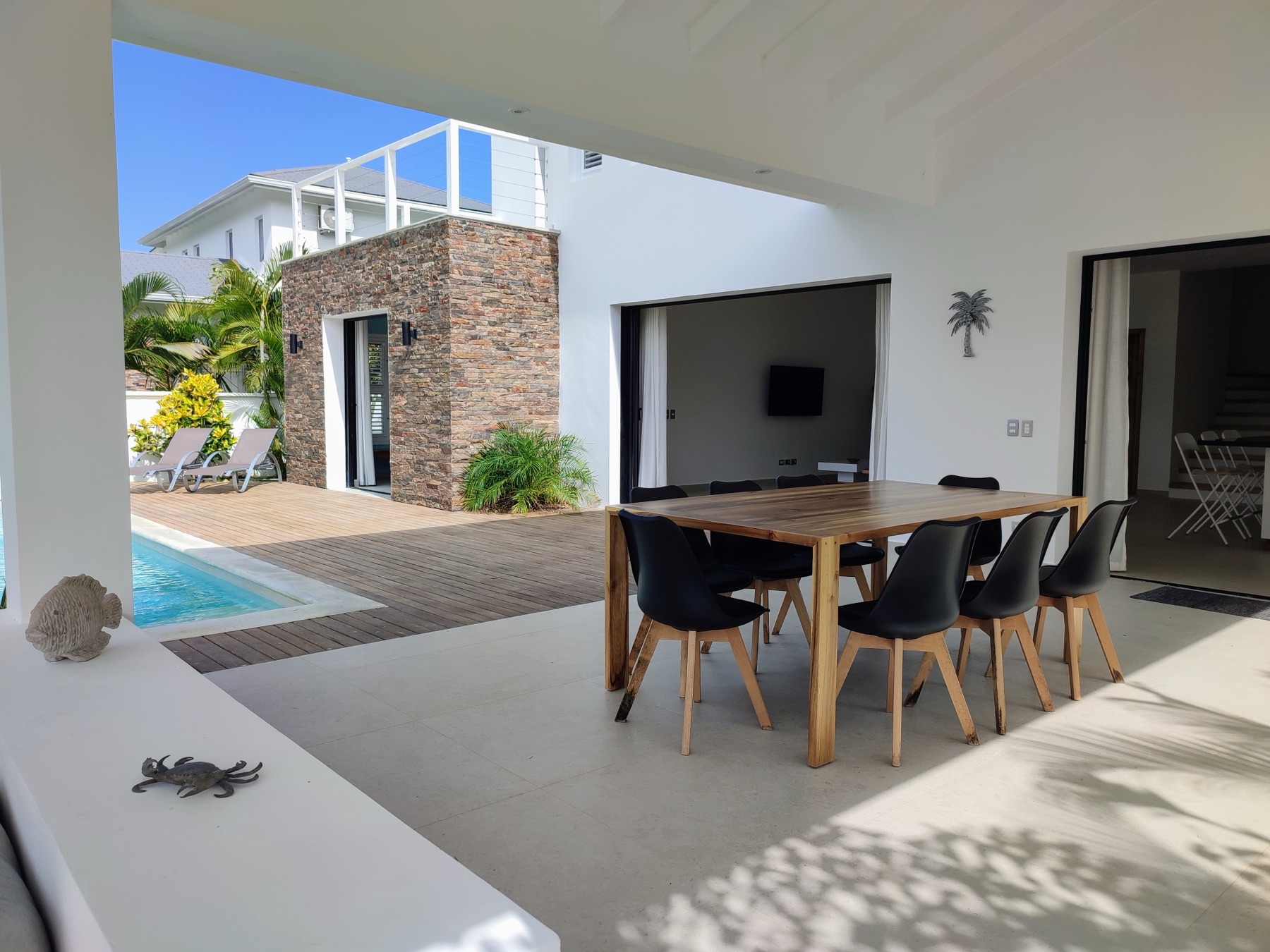 Villa Brad, el comedor de la terraza, junto a la piscina