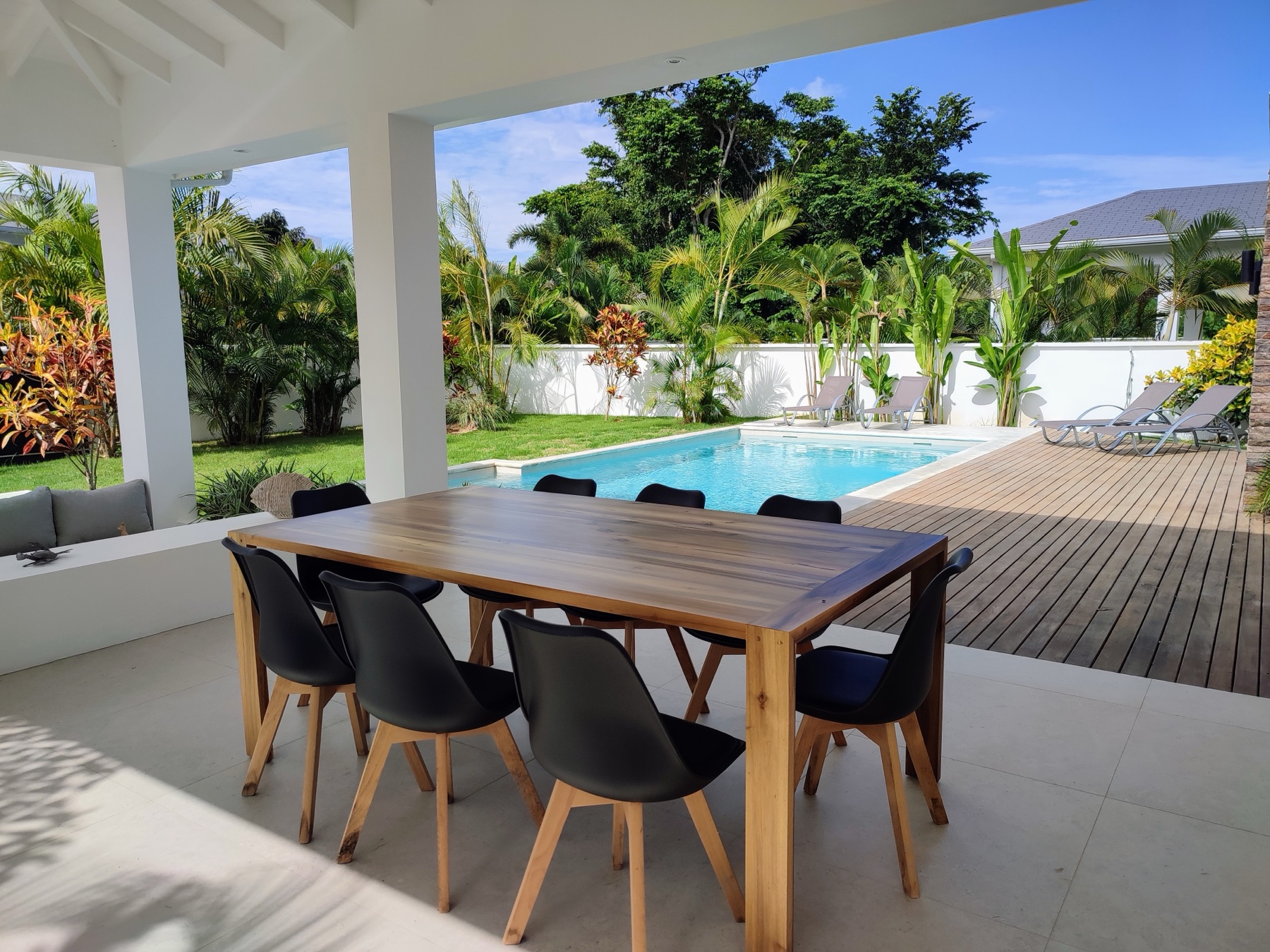 Villa Brad, la mesa de la terraza techada, frente a la piscina