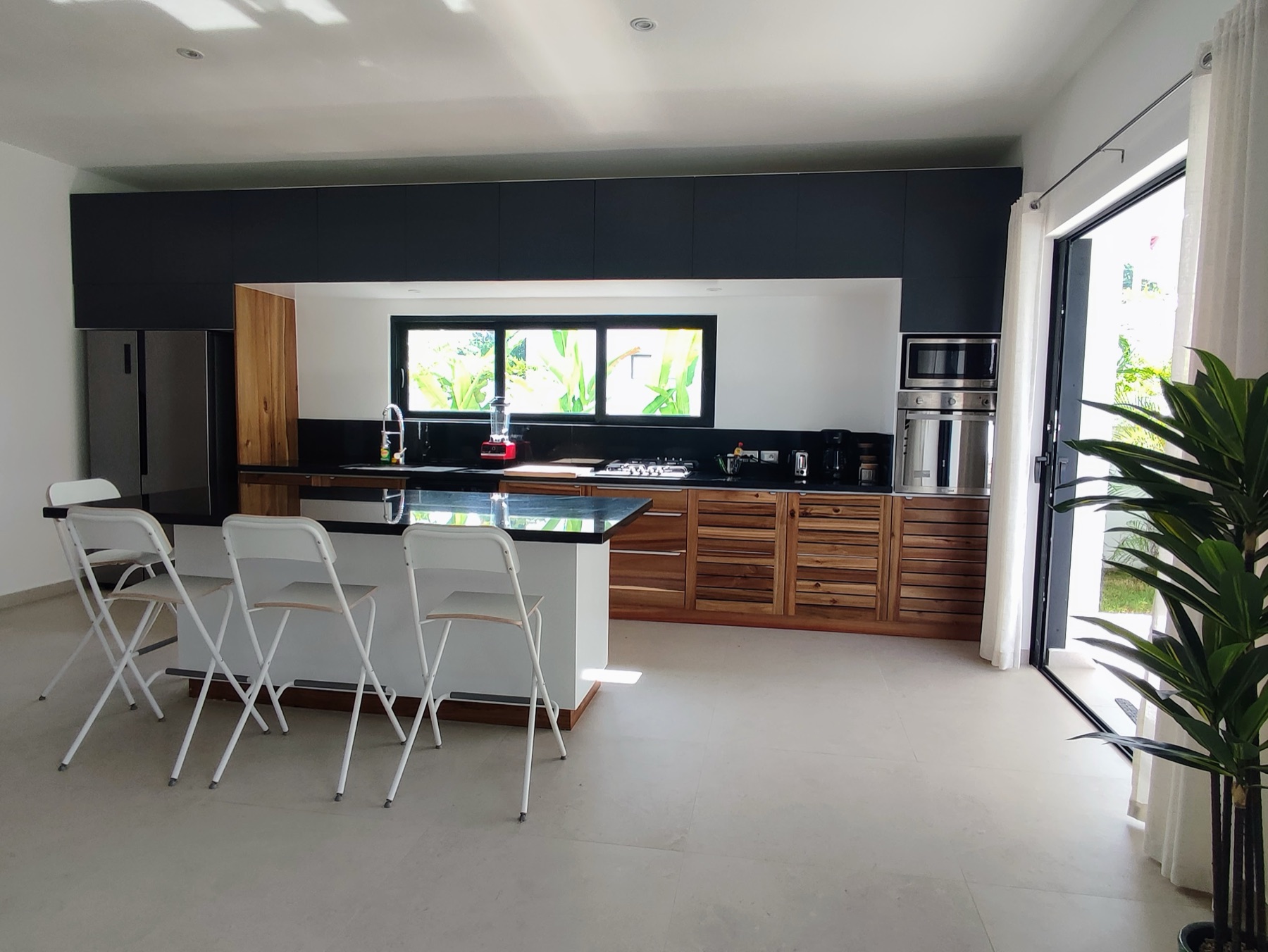 Villa Brad, la cocina equipada y su isla