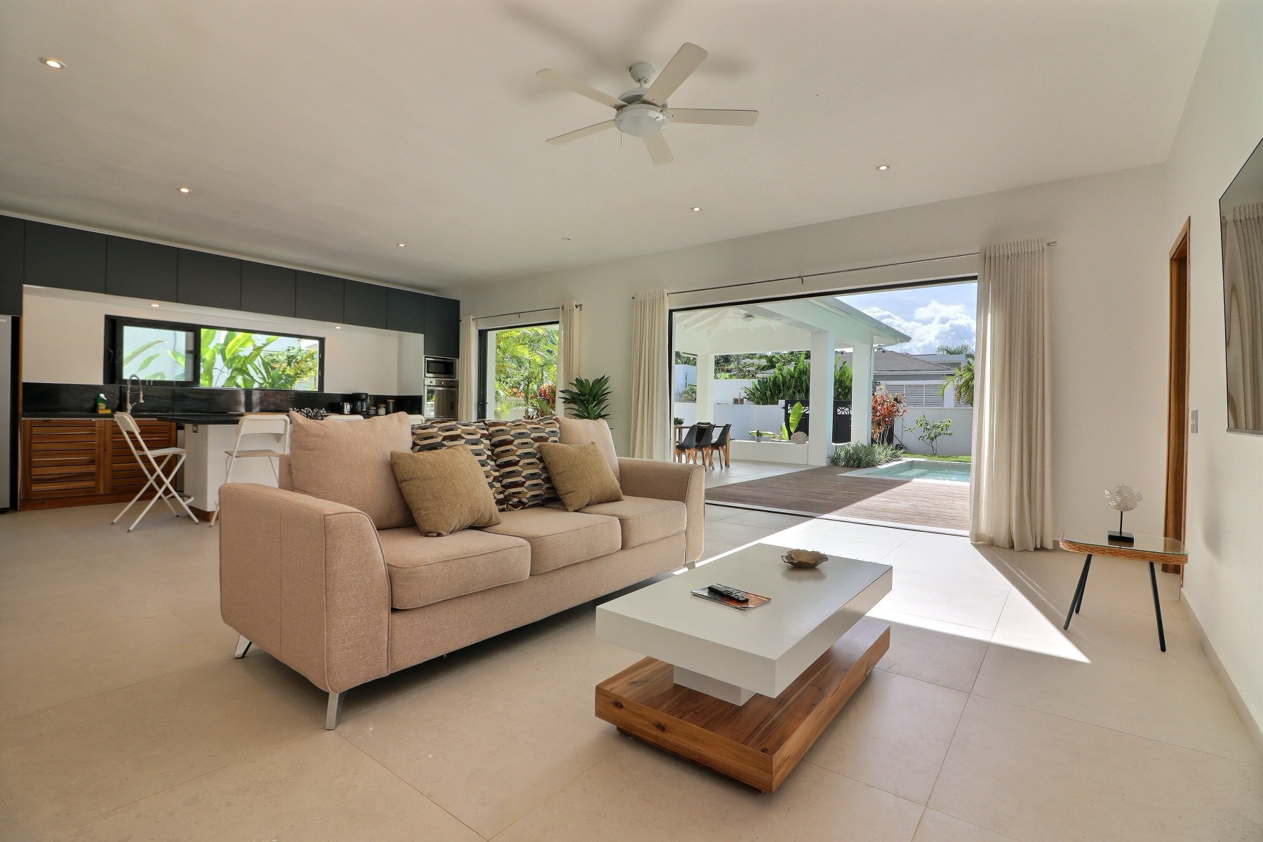 Villa Brad, la sala, abierta a la terraza y la piscina