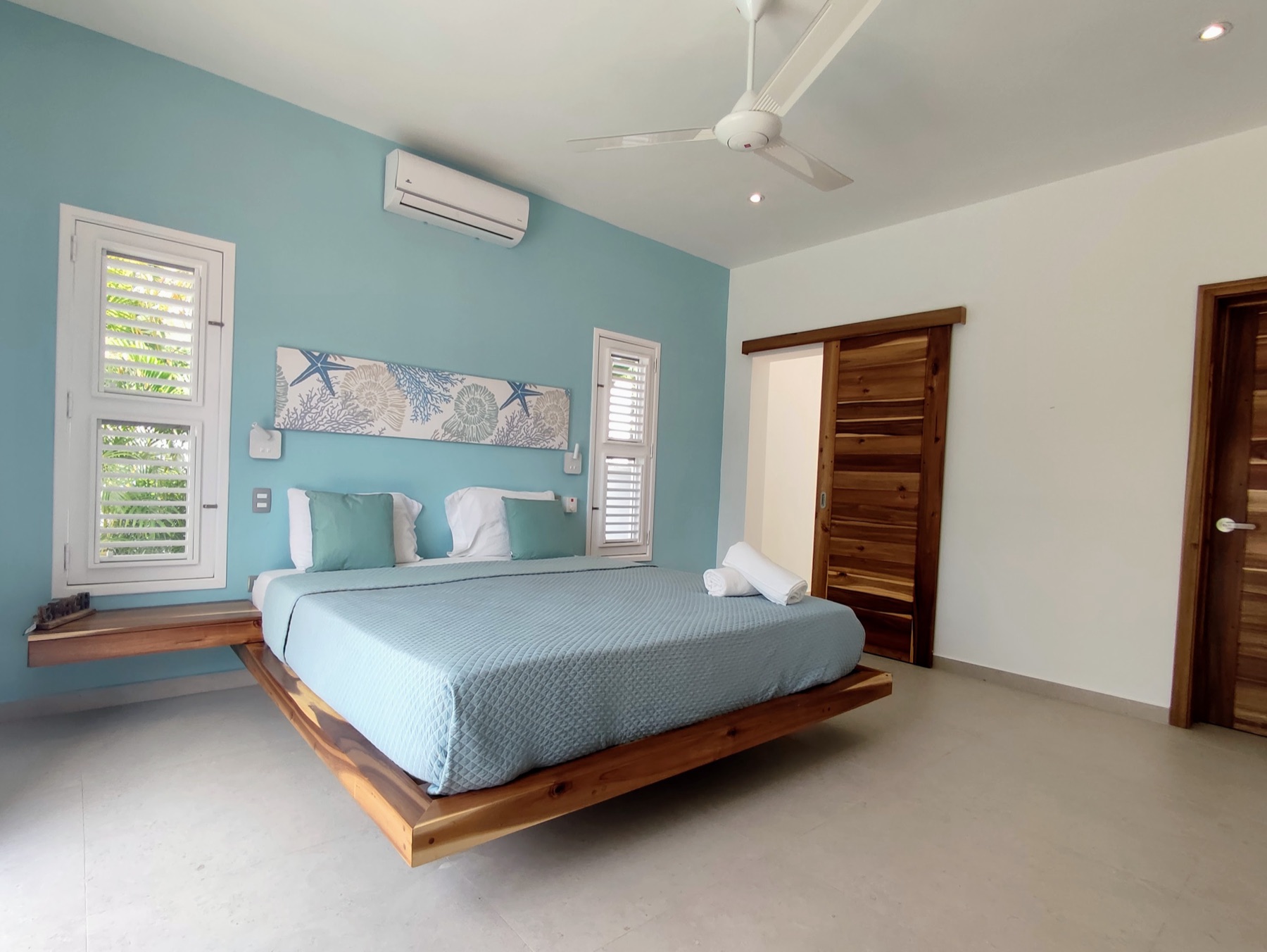 Villa Brad, habitación 1, climatizada, con ventilador de techo