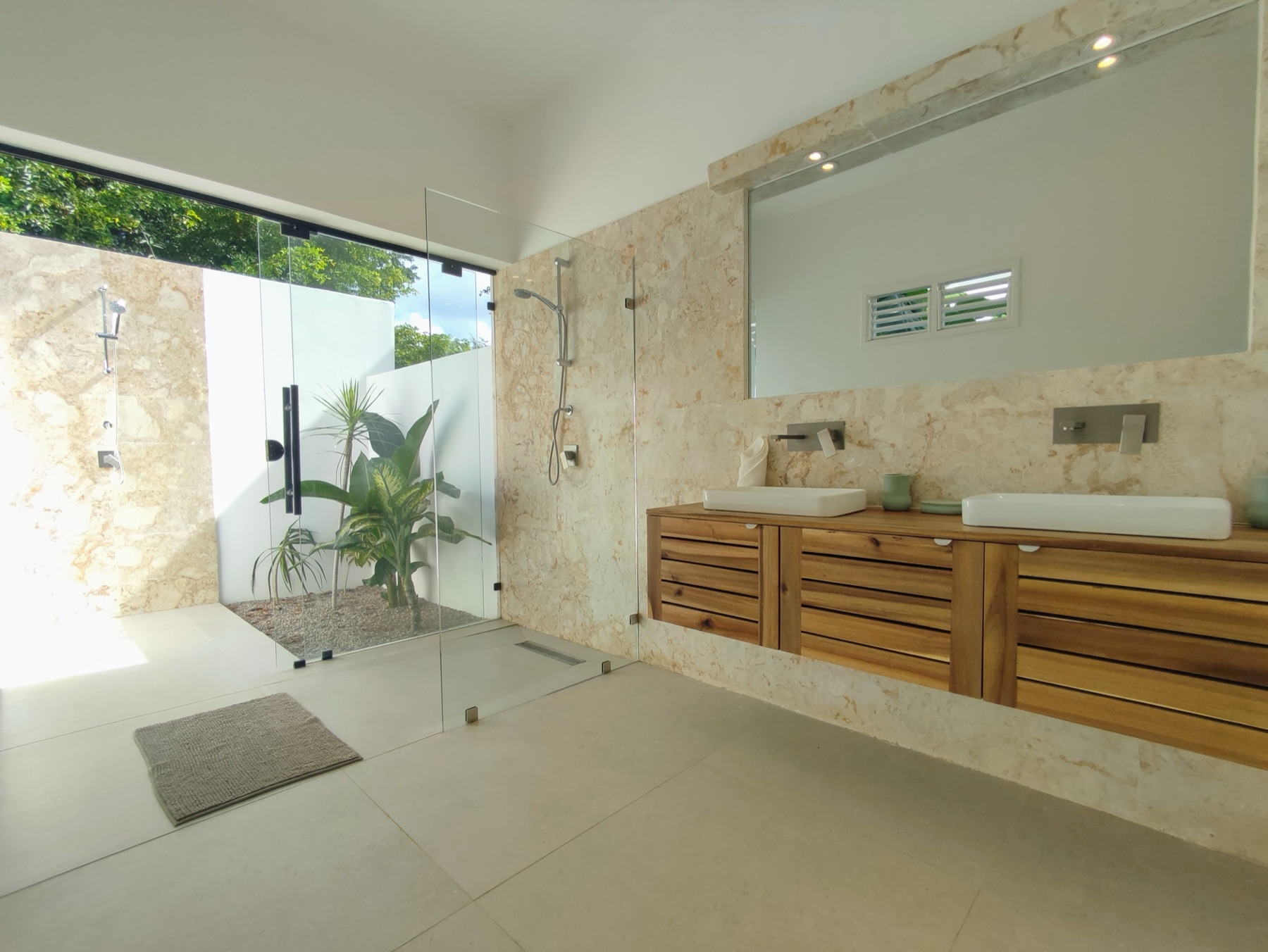 Villa Brad, baño de la habitación 1, ducha abierta a un patio con plantas
