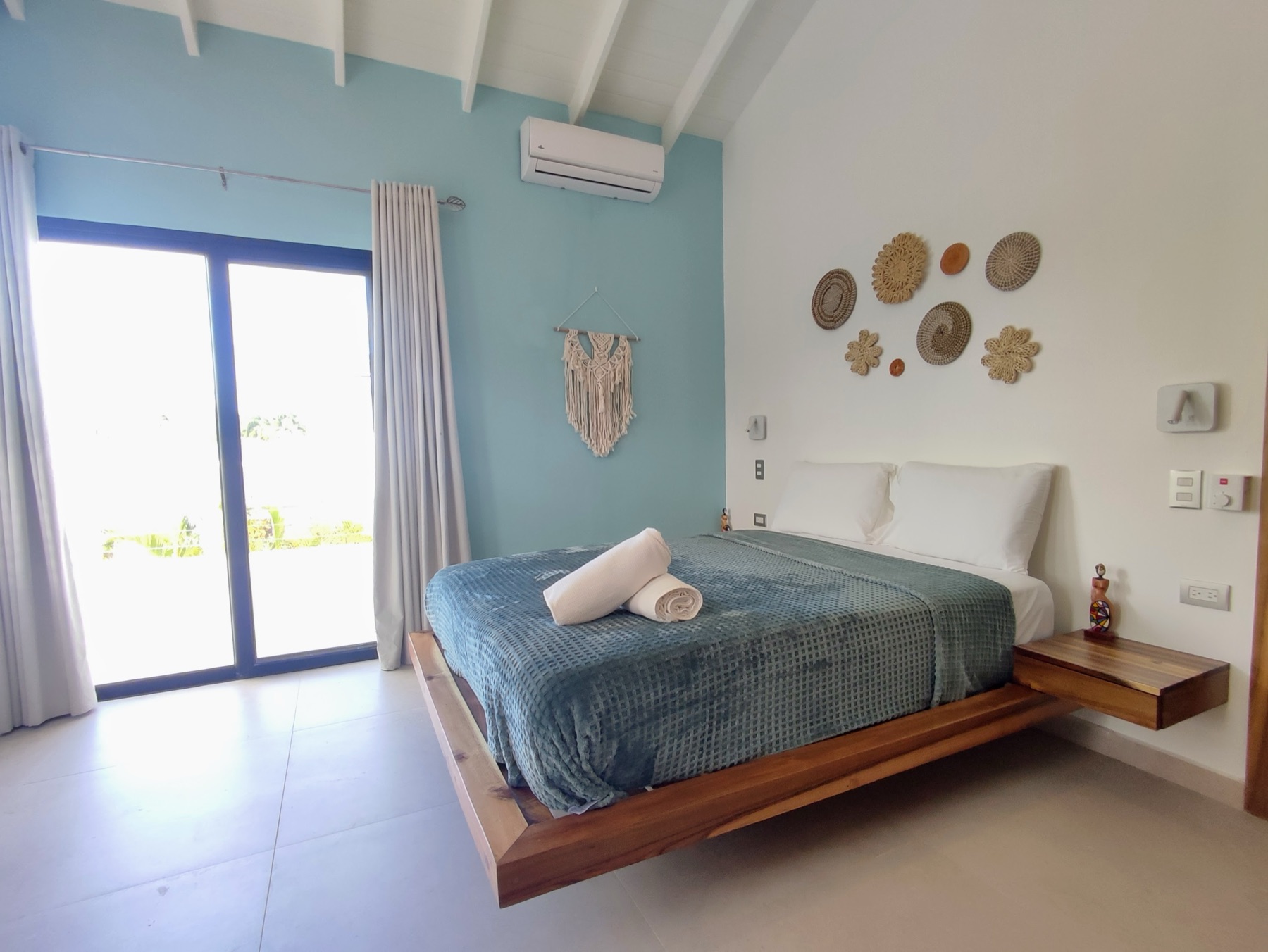Villa Brad, habitación 3, con vigas a la vista