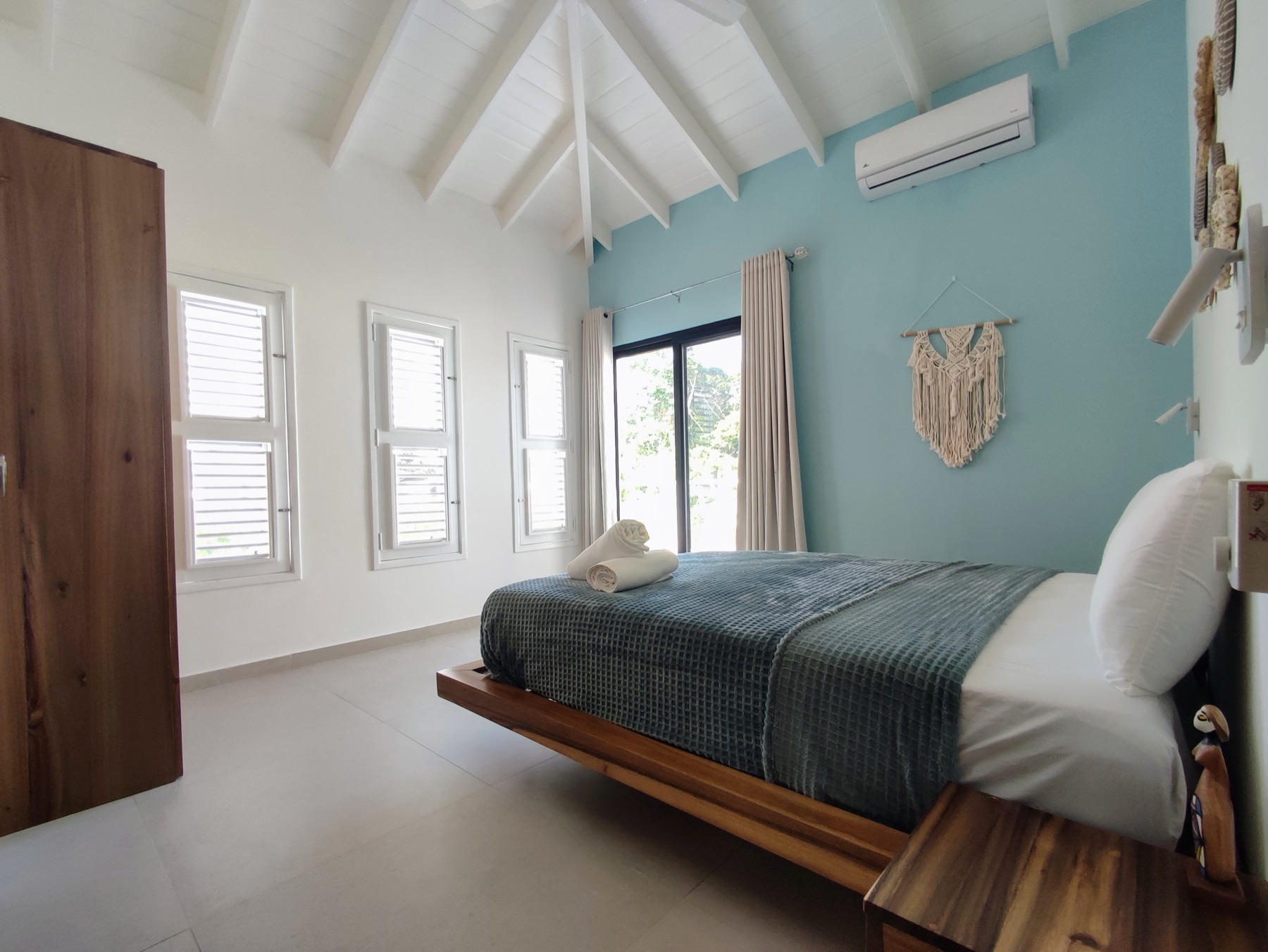 Villa Brad, habitación 3, ventanas de persianas