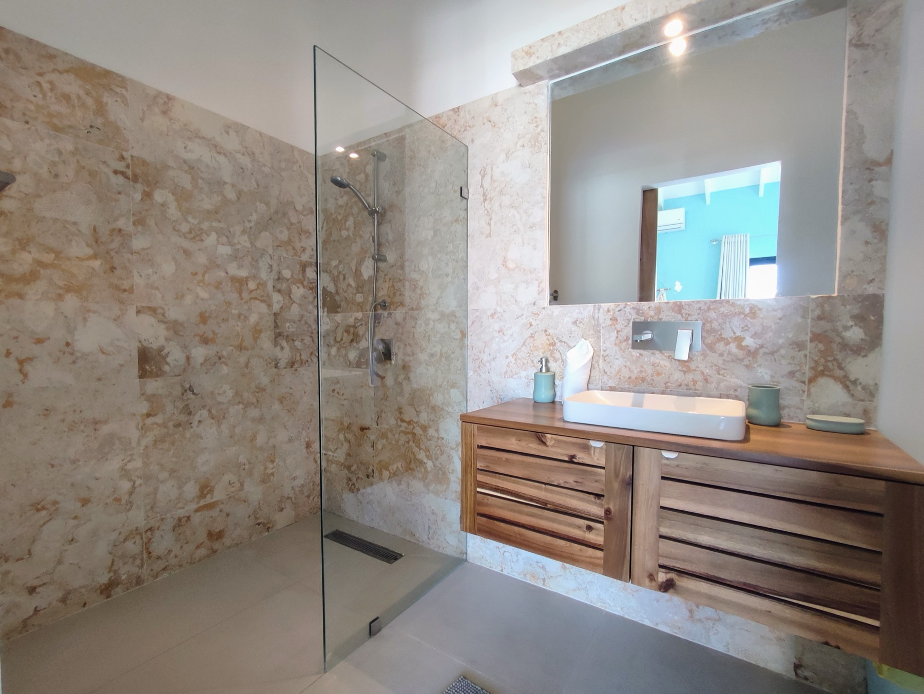 Villa Brad, baño de la habitación 3, ducha a ras de suelo