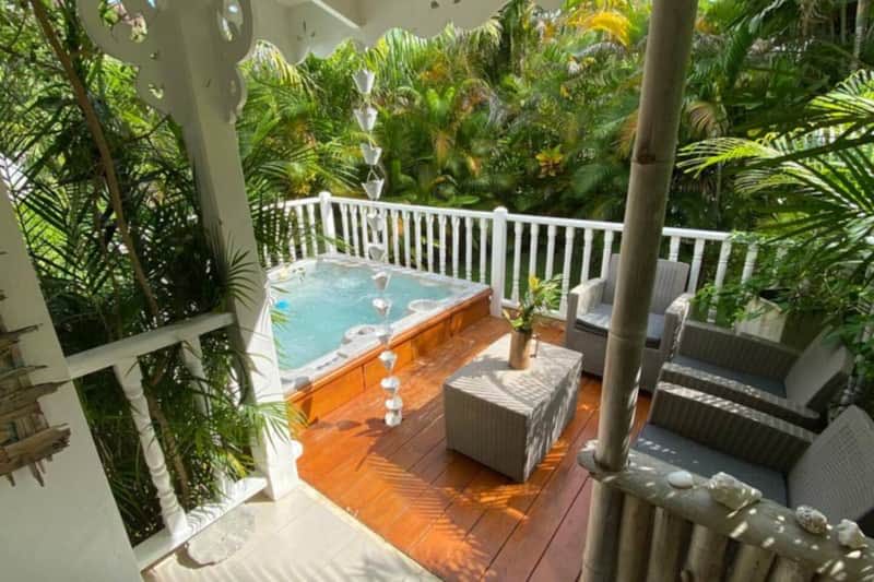 Casa Bruno, le jacuzzi privé sur sa terrasse en bois
