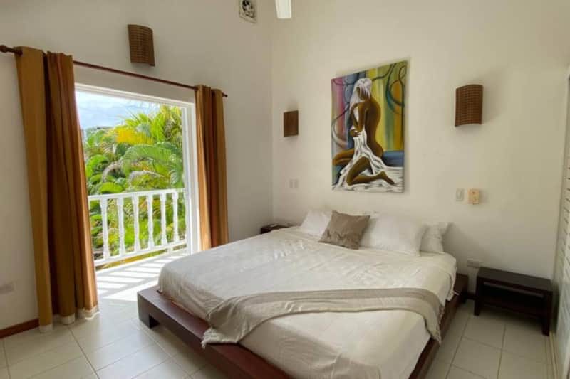Casa Bruno, chambre avec grand lit et balcon sur le jardin