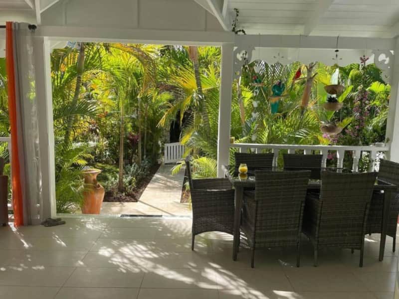 Casa Bruno, la table de la terrasse, ouverte sur le jardin