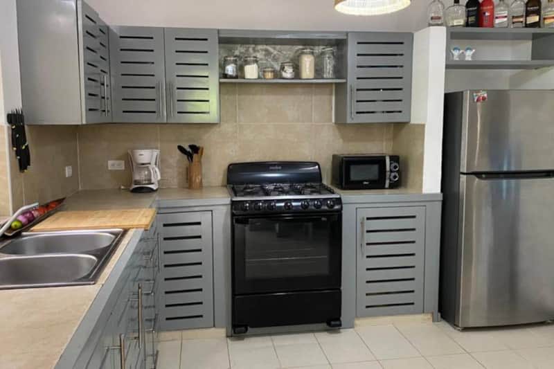 Casa Bruno, la cuisine : cuisinière au gaz, four et réfrigérateur