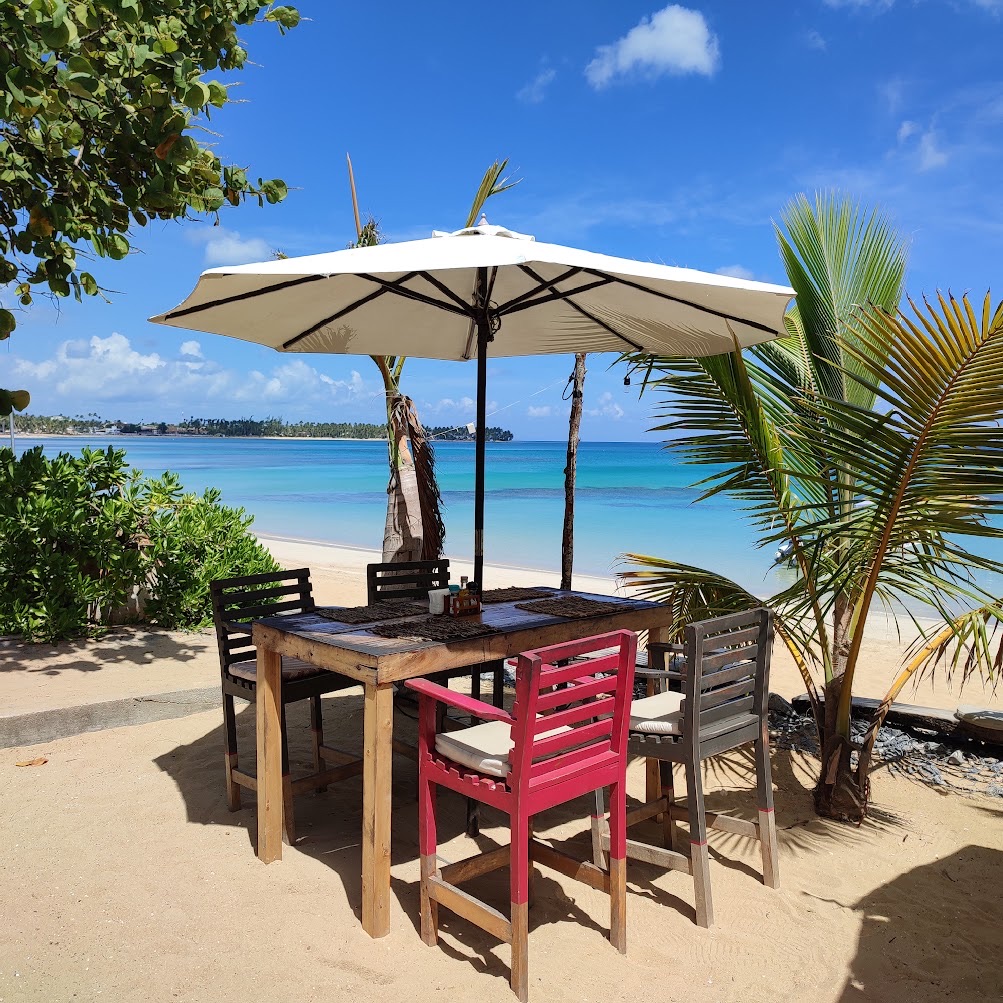 Table and umbrella on the sand, facing the sea in Las Terrenas