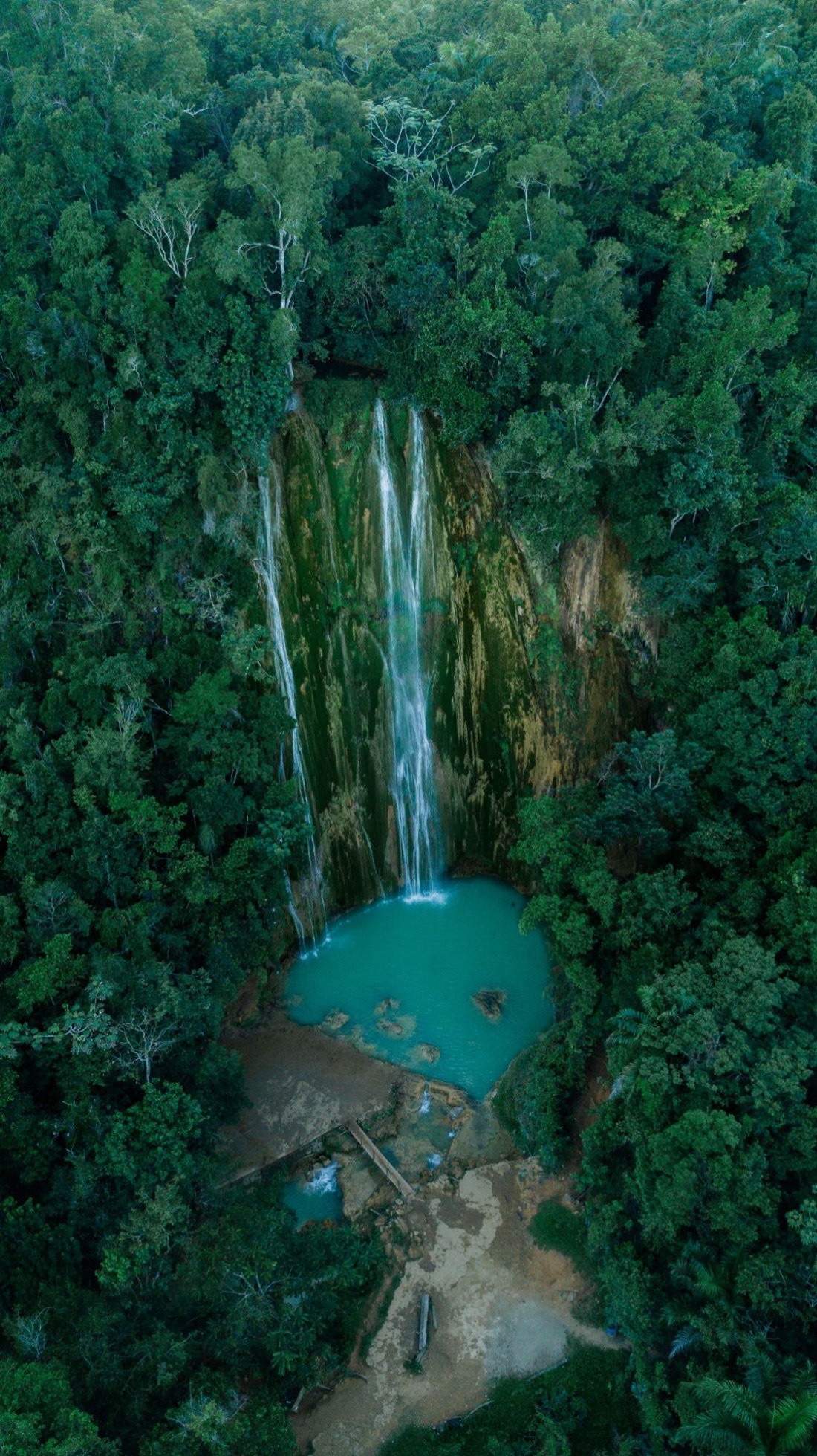 El salto de El Limón visto desde el cielo, en medio del bosque tropical