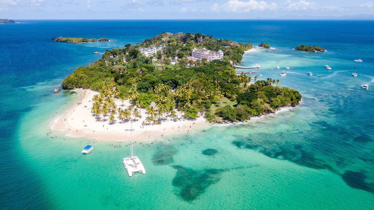 La isla de Cayo Levantado vista desde el cielo, playas de arena blanca y un catamarán fondeado