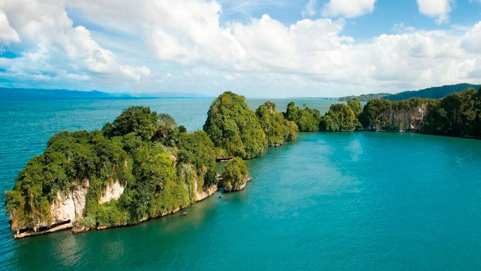 Islotes cubiertos de bosque en un agua turquesa, parque nacional Los Haitises