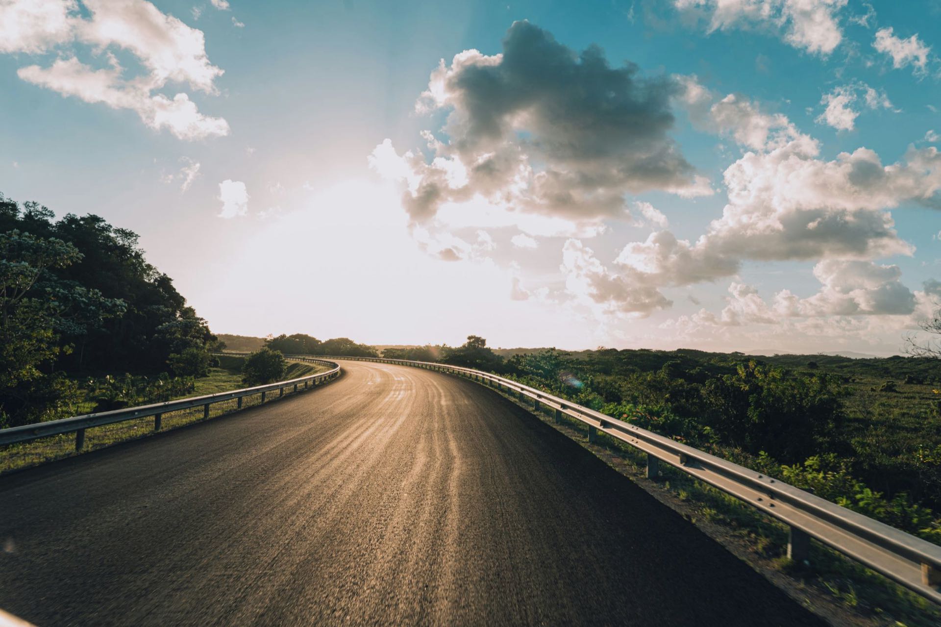 Carretera bordeada de vegetación bajo un cielo de final de tarde, península de Samaná