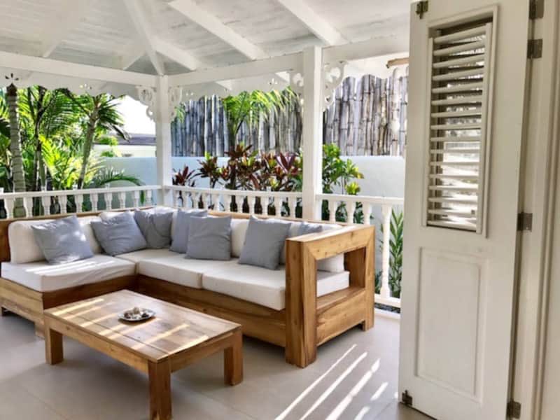 Casa Leanna, le salon extérieur sous la terrasse couverte
