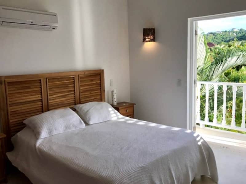 Casa Leanna, chambre avec lit queen et balcon sur le jardin