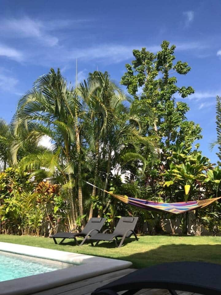 Casa Leanna, chaises longues et hamac au jardin