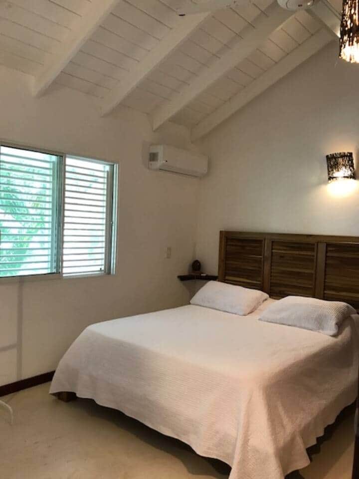 Casa Leanna, chambre avec lit queen sous charpente apparente
