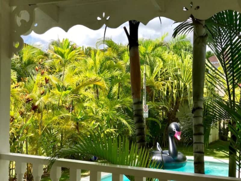 Casa Leanna, le jardin et la piscine vus du balcon