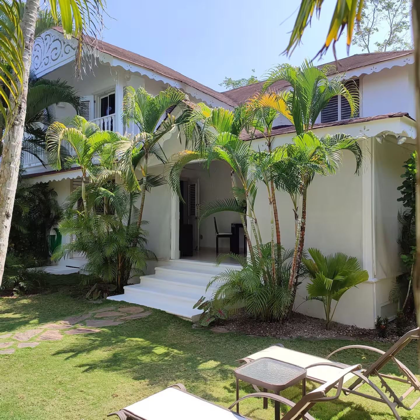 Casa Martin, the garden and its lounge chairs