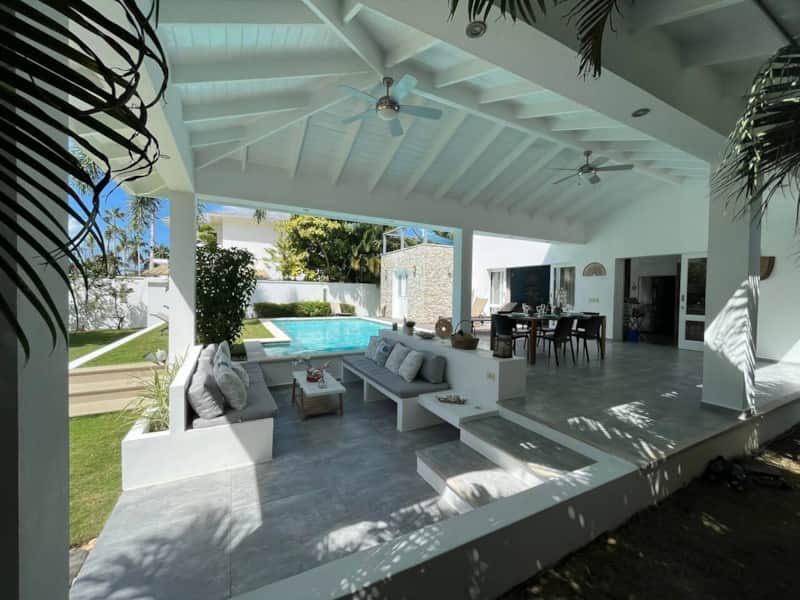 Villa Raf, la terraza techada, su sala y su mesa frente a la piscina