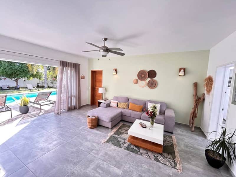 Villa Raf, la sala, abierta a la piscina