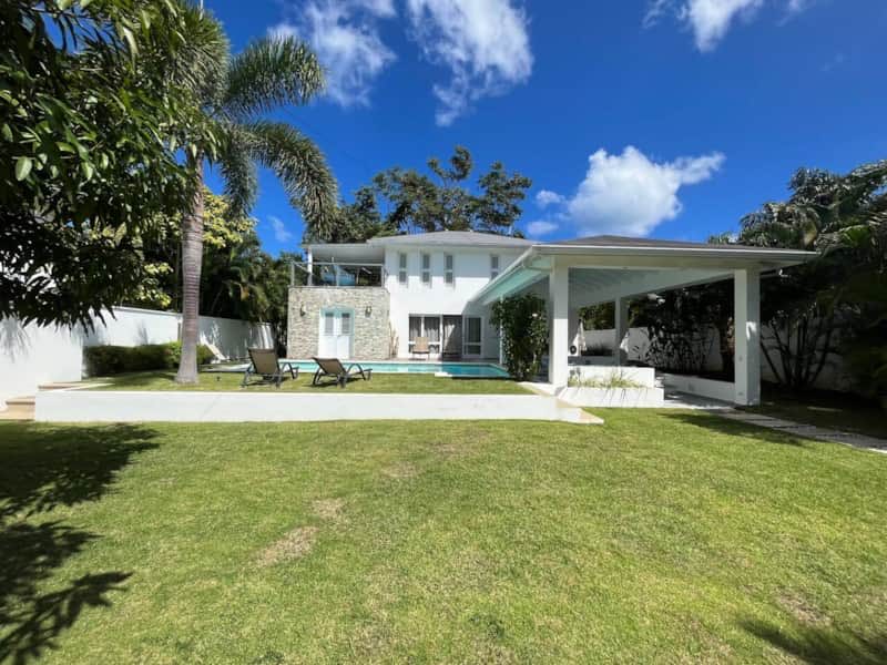 Villa Raf, la casa vista desde el césped