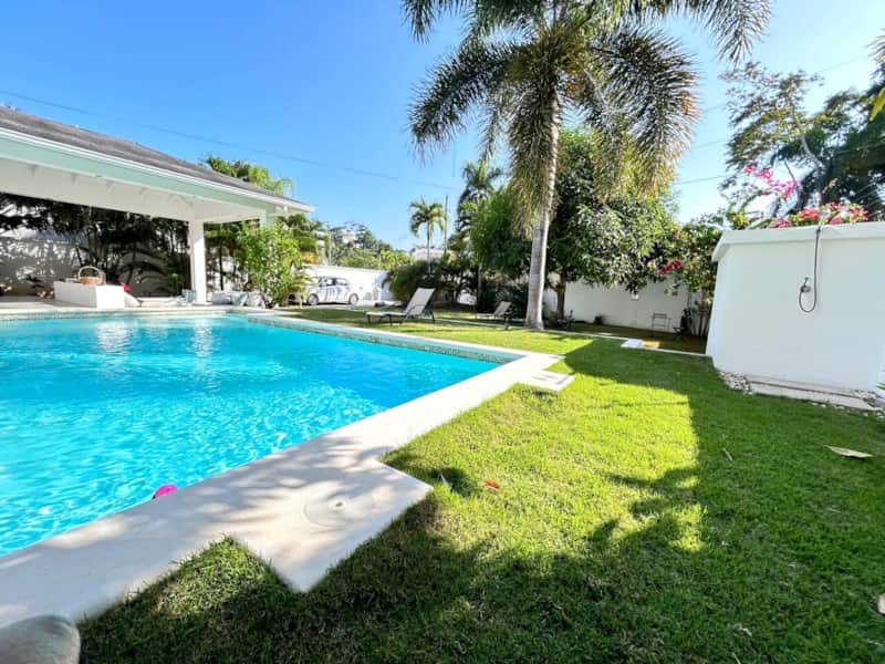 Villa Raf, la piscina, el césped y la terraza techada