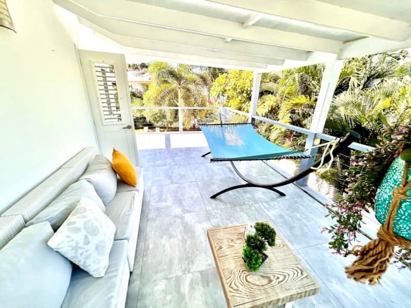 Villa Raf, la terraza del piso superior y su hamaca