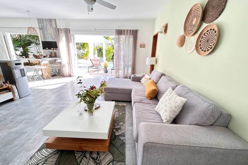 Villa Raf, la sala y sus ventanales hacia la terraza