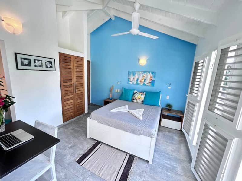 Villa Raf, habitación del piso superior, con vigas a la vista