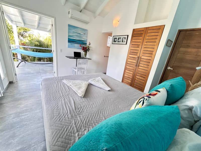 Villa Raf, habitación abierta a la terraza y su hamaca