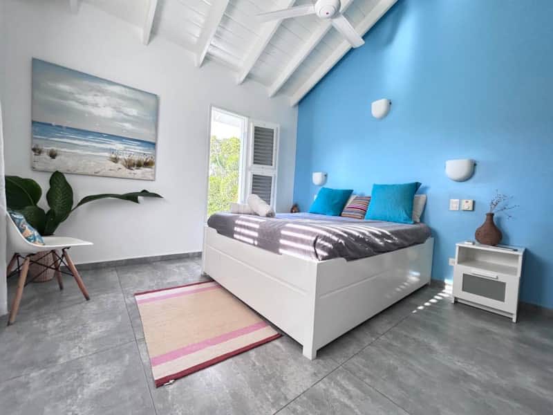 Villa Raf, habitación con cama doble y ventilador de techo