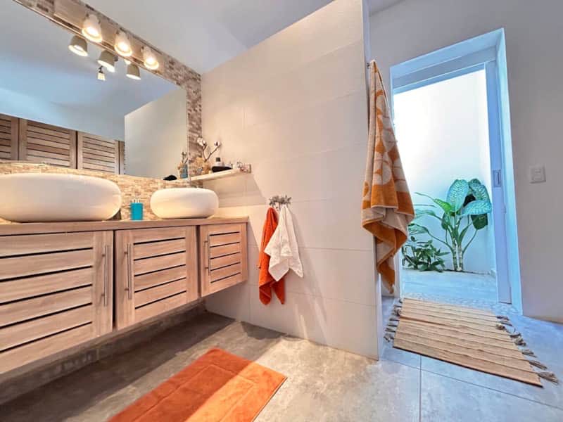 Villa Raf, baño de la suite principal, doble lavamanos