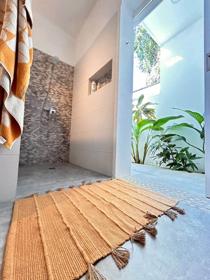 Villa Raf, ducha a ras de suelo abierta a un patio con plantas