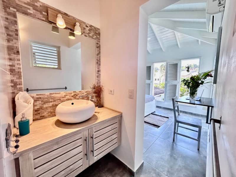 Villa Raf, baño de una habitación del piso superior